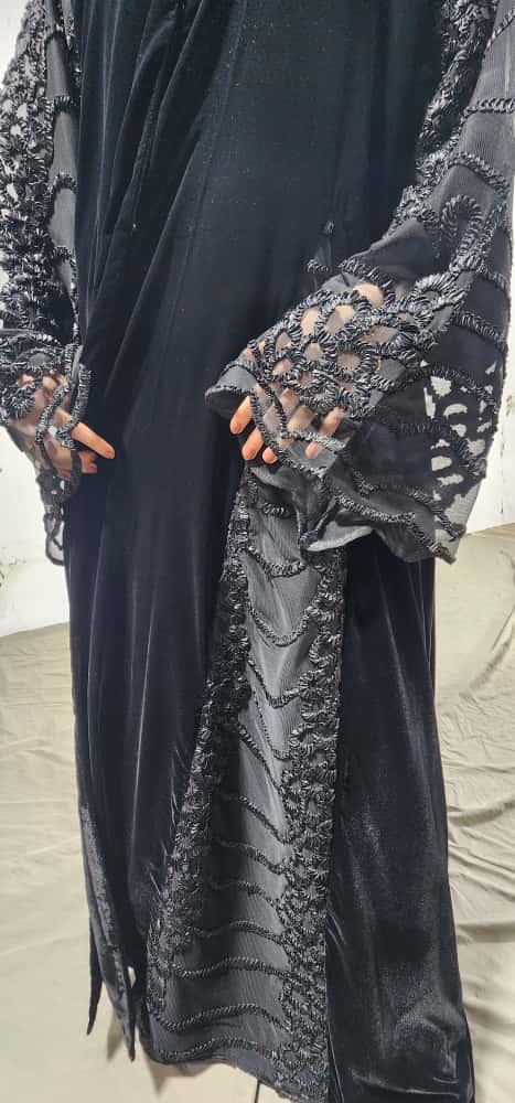 عباية مخمل نص كلوش