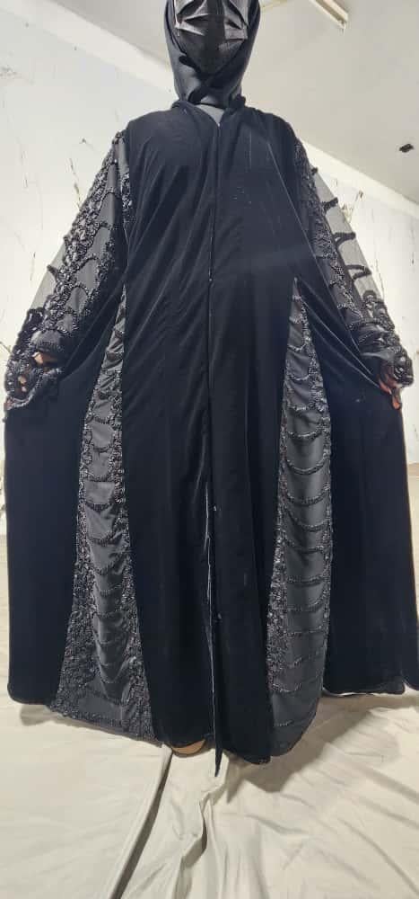 عباية مخمل نص كلوش