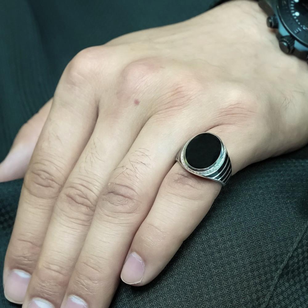 خاتم فضة رجالي بخطوط محفورة جانبية وحجر أونيكس كبير