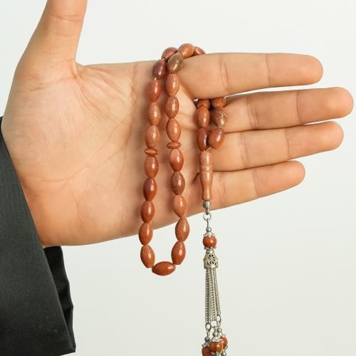 سبحة حجر النجوم تلمع بألوانها الغنية