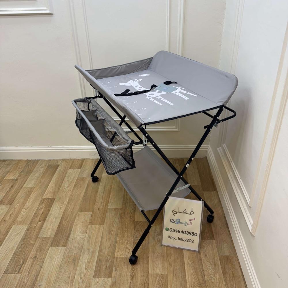 طاولة تغيير حفاضات قابلة للطي – عملية ومريحة للأم والرضيع