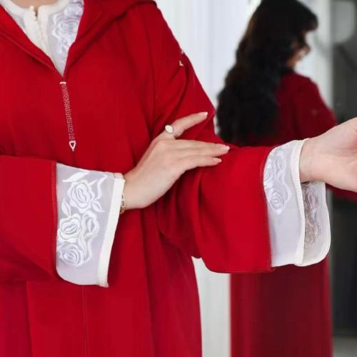 جلابه احمر و ابيض