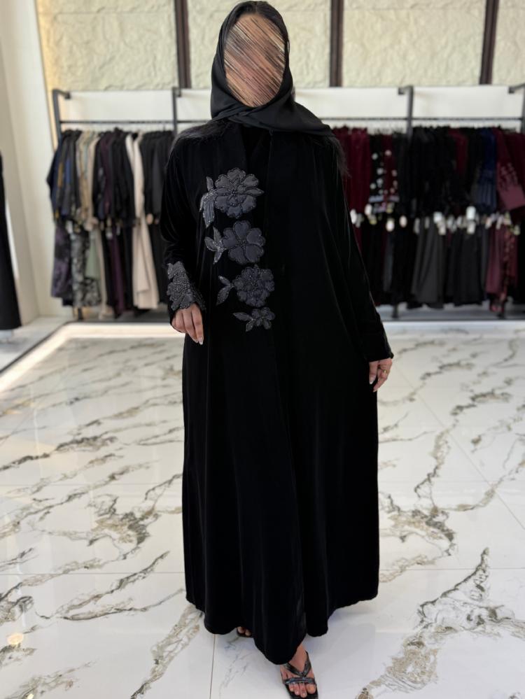 عبايه مخمل شتويه  مع كلفه ورد بالامام والكم