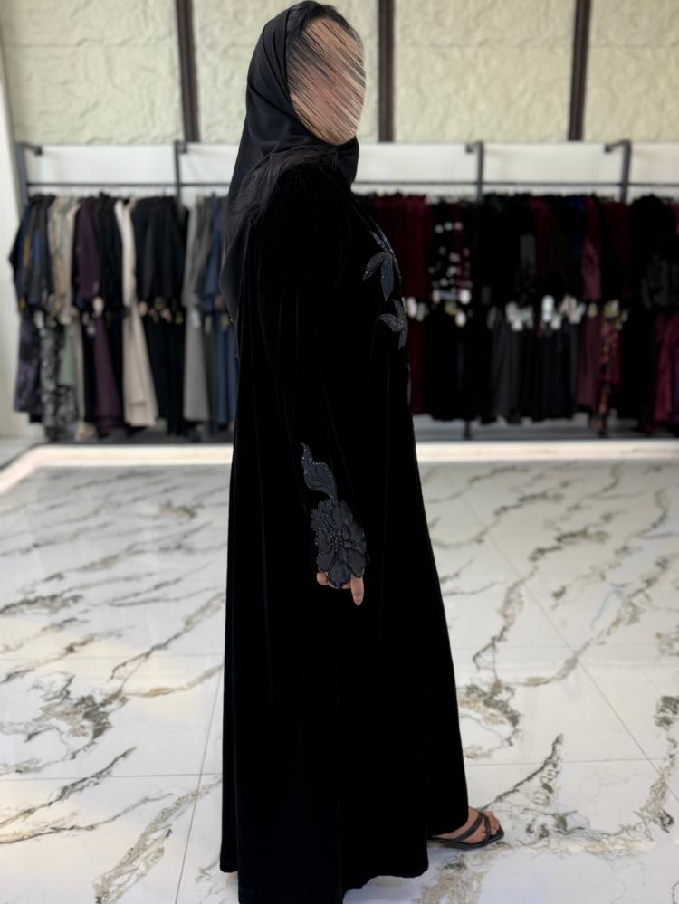 عبايه مخمل شتويه  مع كلفه ورد بالامام والكم