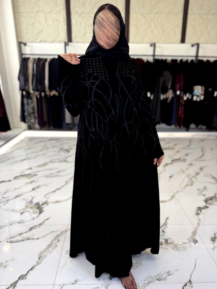 عبايه شتويه  مخمل مع تطريز  القصه كلوش