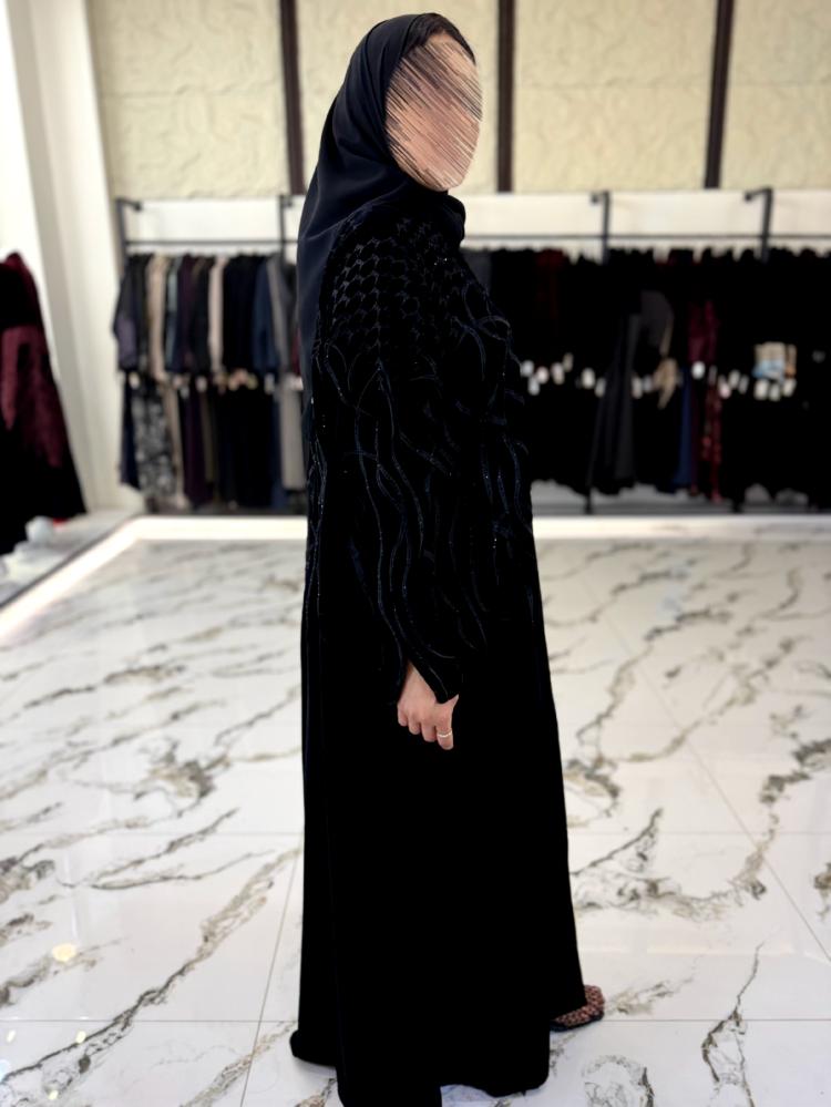 عبايه شتويه  مخمل مع تطريز  القصه كلوش