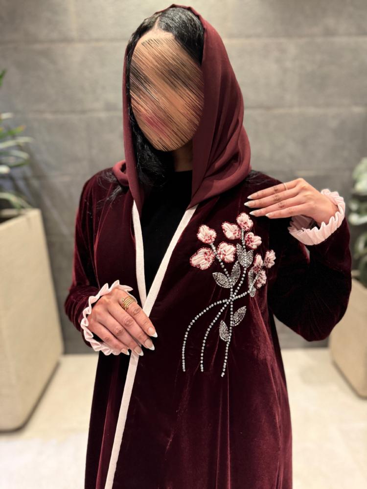 عبايه مخمل لون برغندي