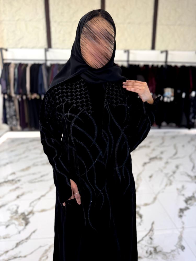 عبايه شتويه  مخمل مع تطريز  القصه كلوش