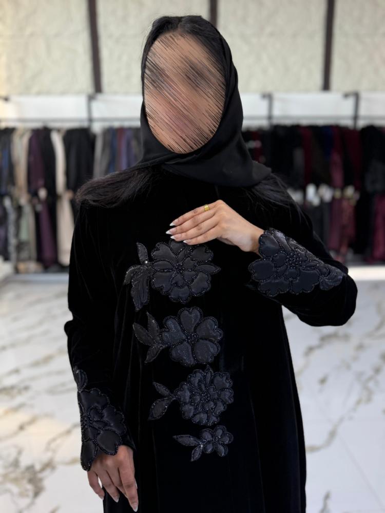 عبايه مخمل شتويه  مع كلفه ورد بالامام والكم