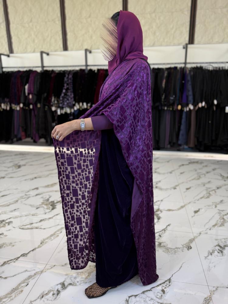 عبايه بشت مخمل