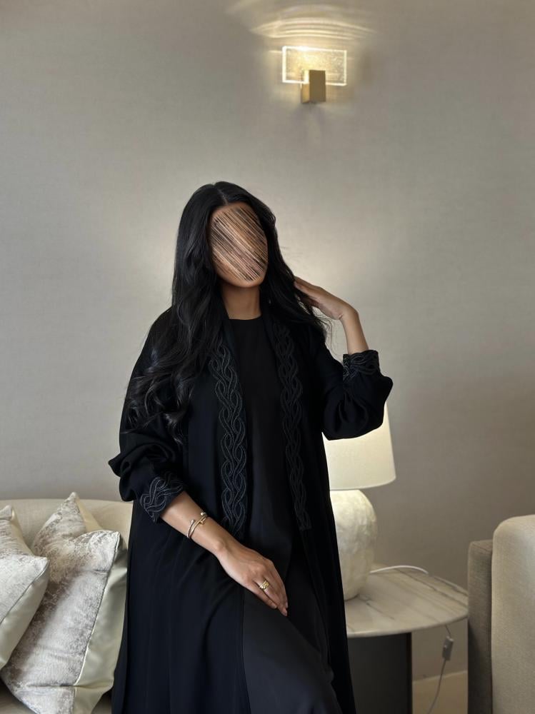 عباية C26 كريب ملكي نص كلوش مع كلفة تطريز بالأكمام والأمام