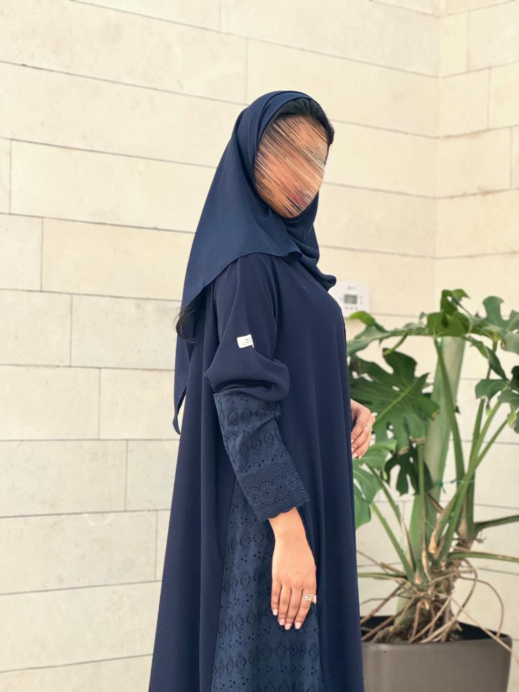 عباية C48  كريب كوري كحلي مع تدخيل تطريز كلوش