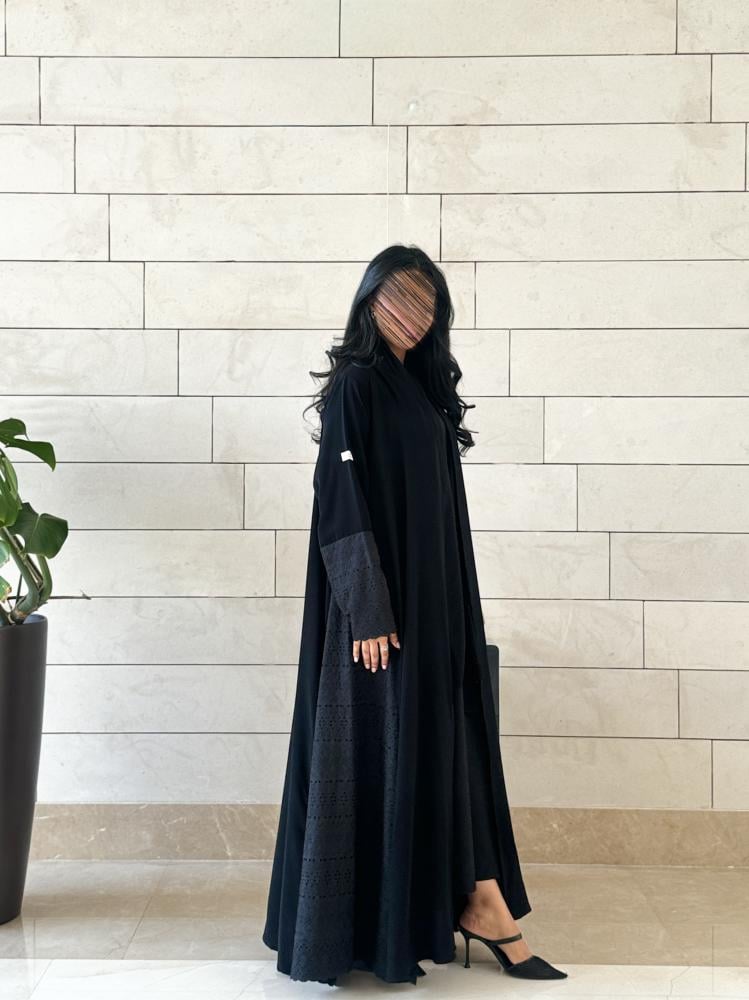 عباية C45 كريب كوري  أسود مع تدخيل قماش تطريز كلوش