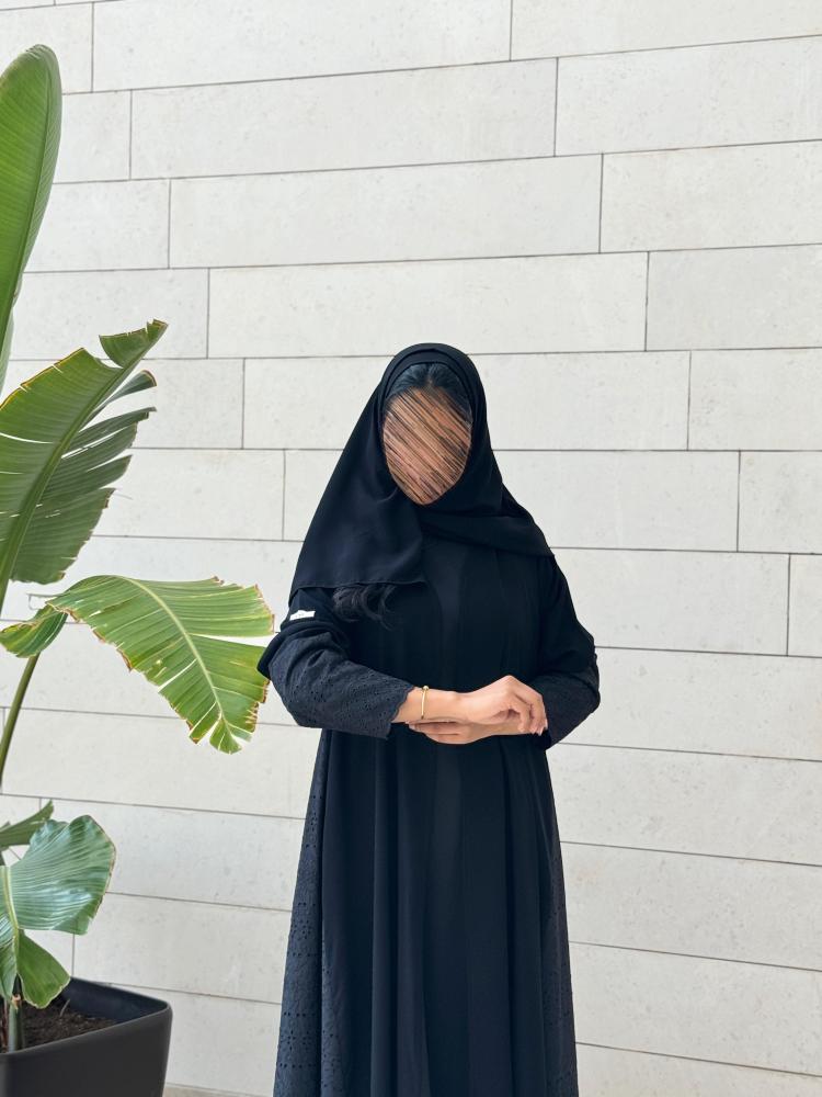 عباية C45 كريب كوري  أسود مع تدخيل قماش تطريز كلوش