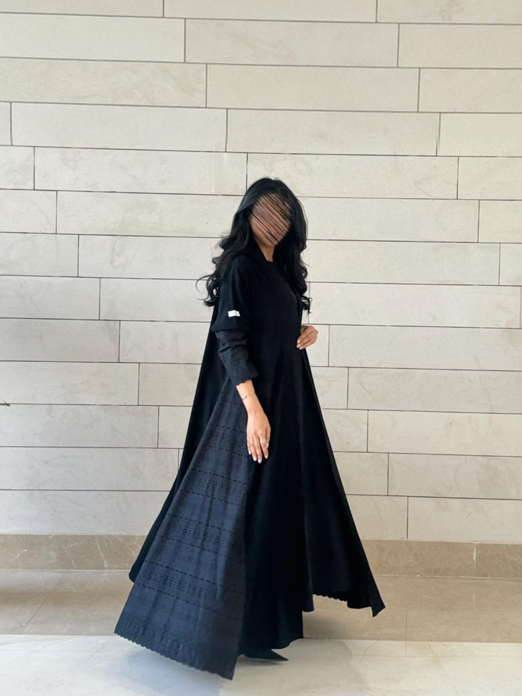 عباية C45 كريب كوري  أسود مع تدخيل قماش تطريز كلوش