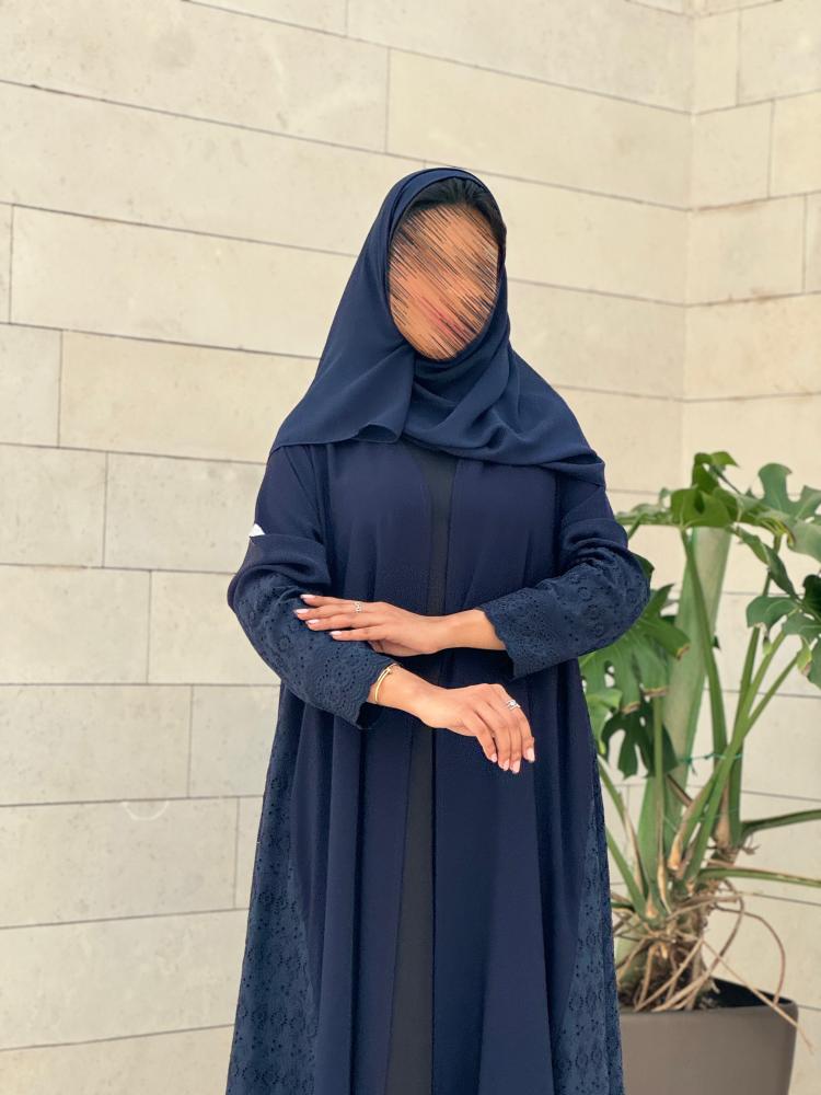 عباية C48  كريب كوري كحلي مع تدخيل تطريز كلوش