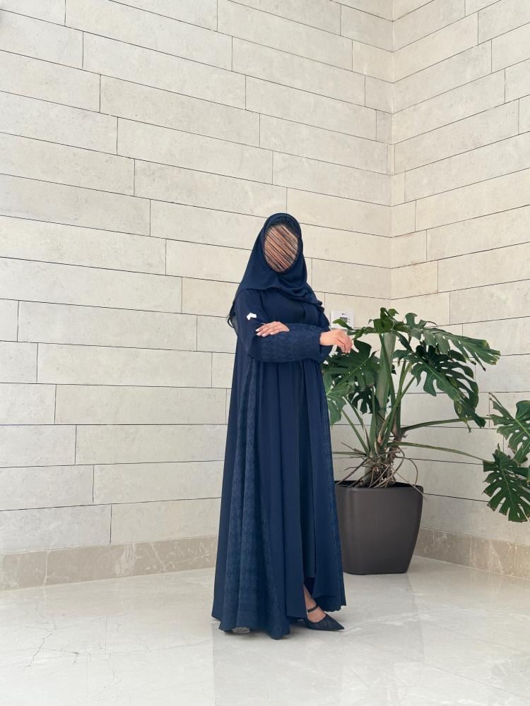 عباية C48  كريب كوري كحلي مع تدخيل تطريز كلوش