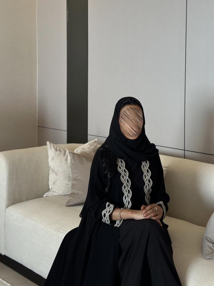 عباية C25 كريب ملكي نص كلوش مع كلفة تطريز بالأكمام والأمام