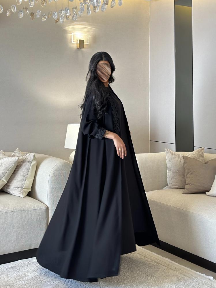 عباية C26 كريب ملكي نص كلوش مع كلفة تطريز بالأكمام والأمام