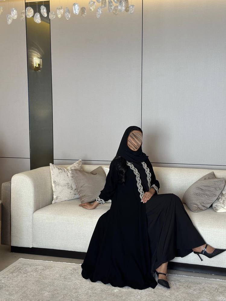 عباية C25 كريب ملكي نص كلوش مع كلفة تطريز بالأكمام والأمام