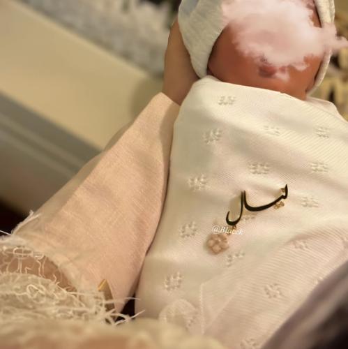 بروش بالاسم مع وردة