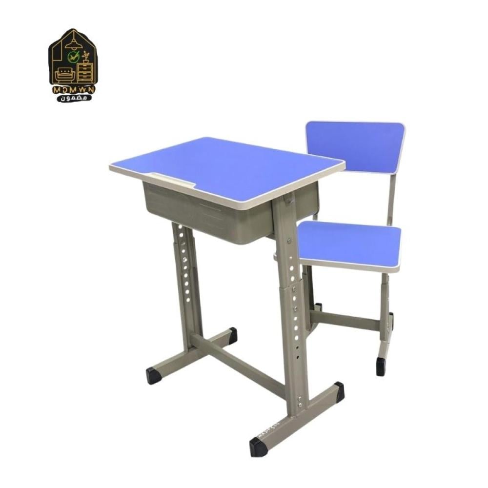 مكتب دراسي بتصميم عملي بلون أزرق جذاب يحفّز الطفل على المذاكرة والتركيز