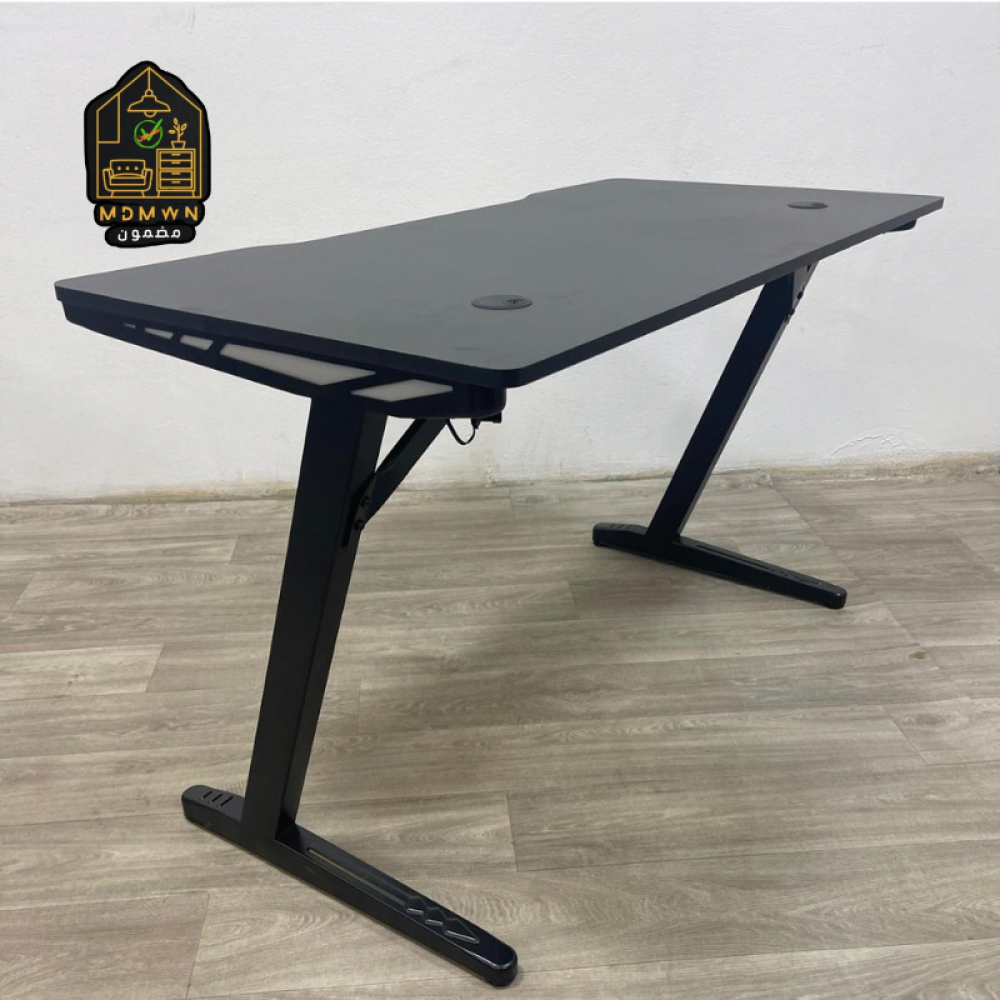 مكتب جيمينغ أسود بإضاءة جانبية – تصميم حرف Z