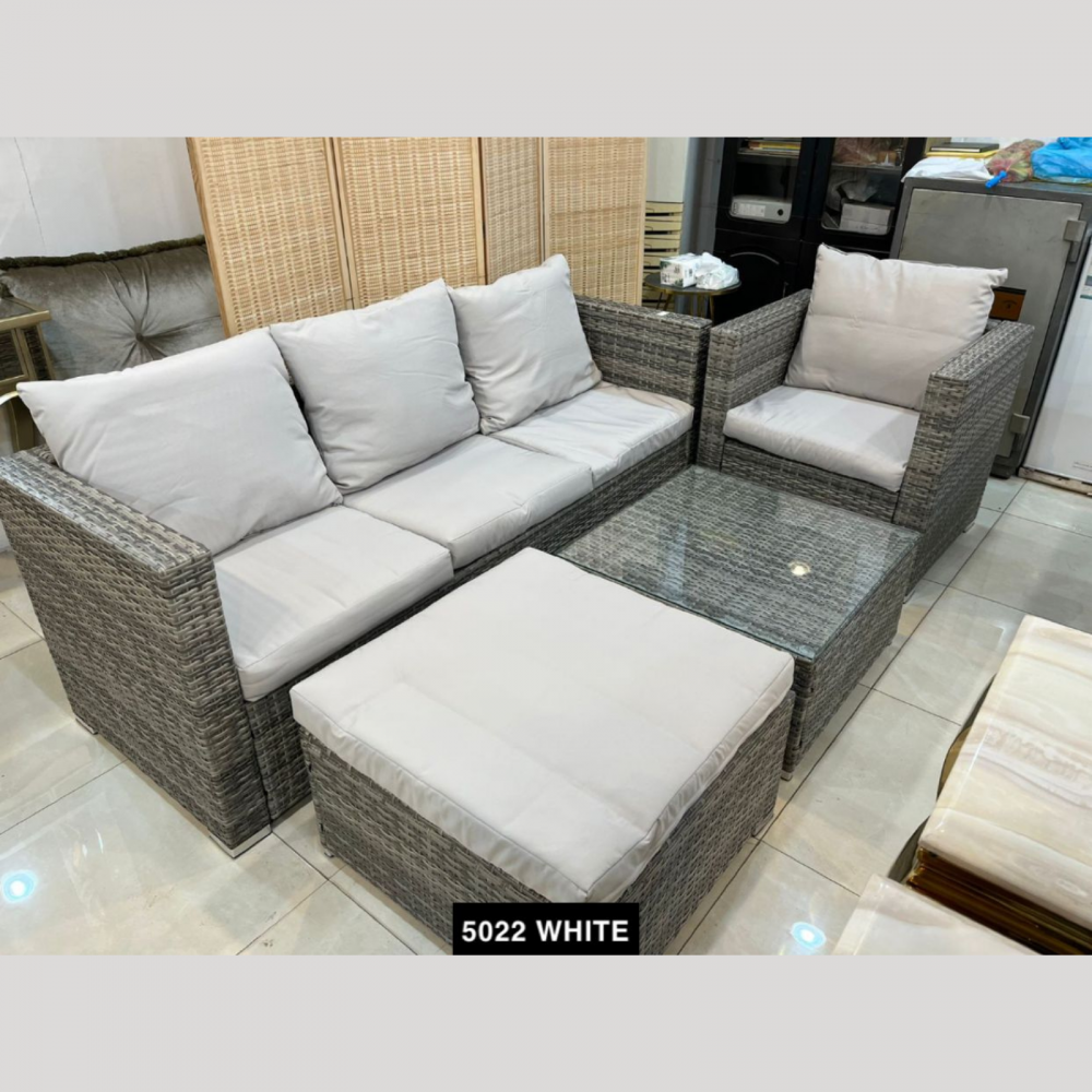 جلسة خارجية من مقعد ثلاثي و مقعدين  و طاولة لون ابيض