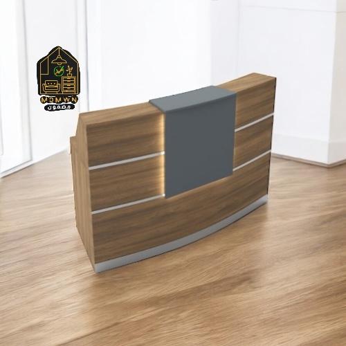 مكتب استقبال أنيق مع إضاءة وخطوط عصرية