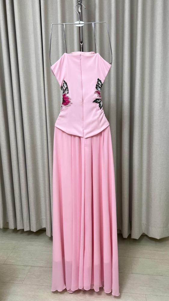 فستان لمسة وردية