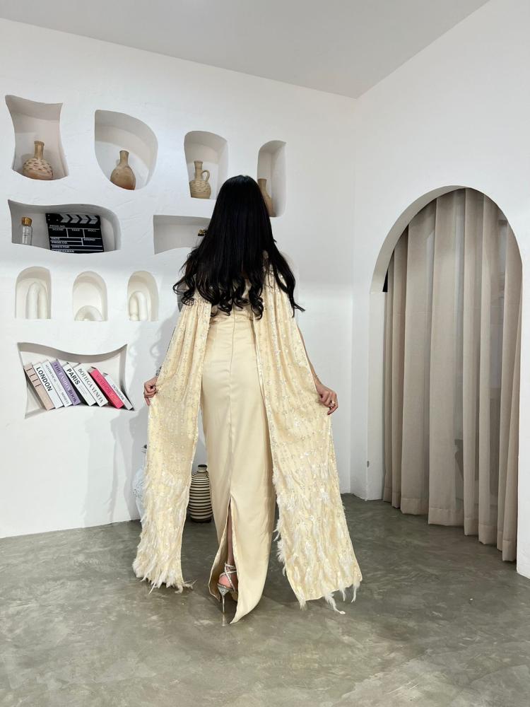 فستان مكشوف الاكتاف مع ساري مطرز