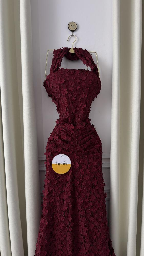 فستان احمر كلفه ورد