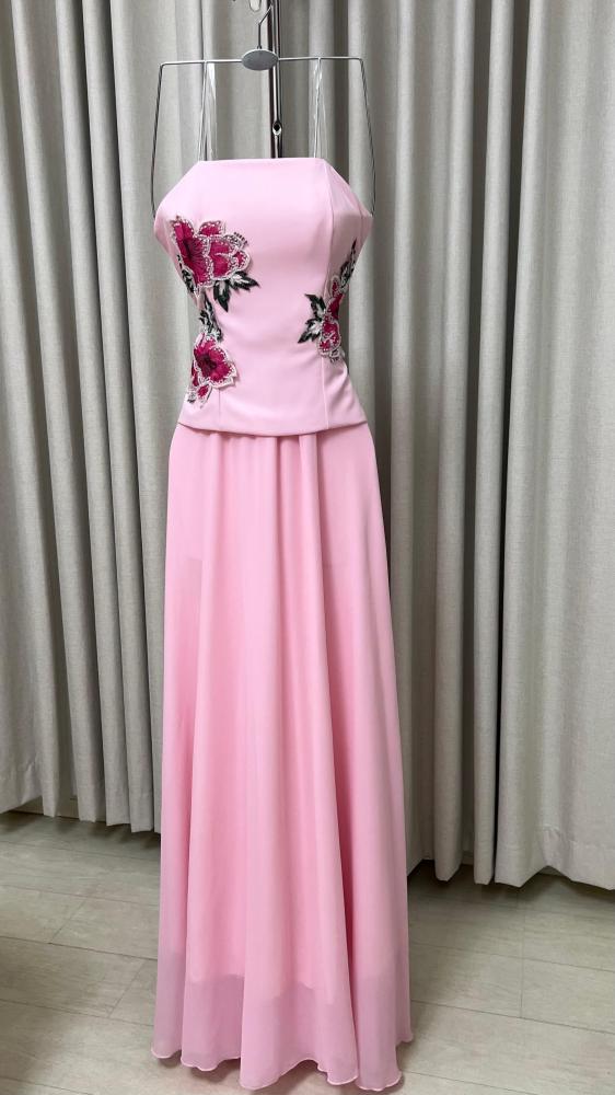 فستان لمسة وردية