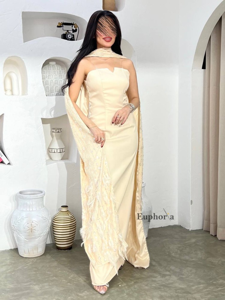 فستان مكشوف الاكتاف مع ساري مطرز