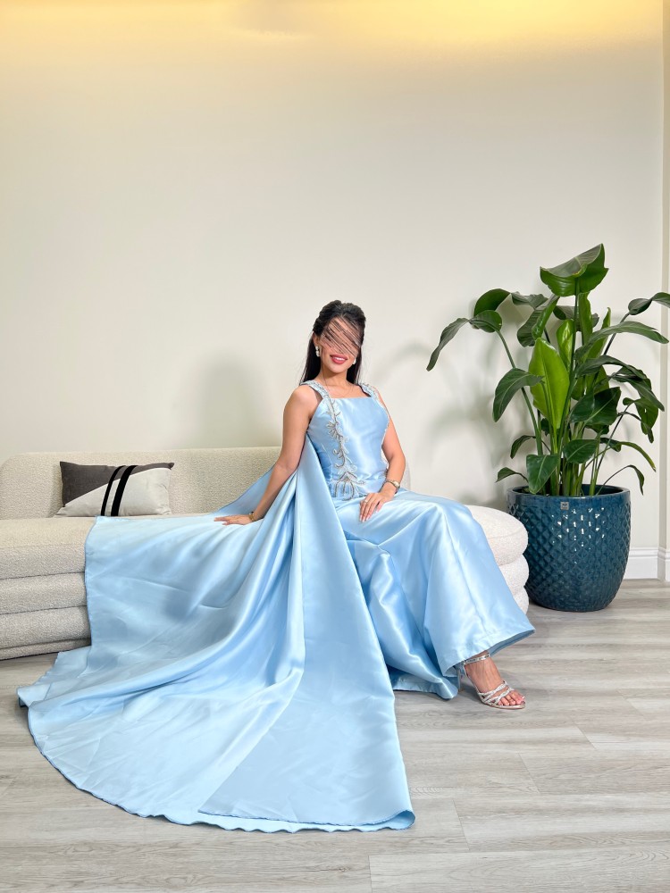 فستان ازرق مع شاحط ملكي