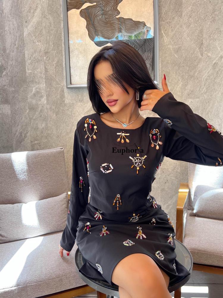 فستان قصير مع نقشات فنية