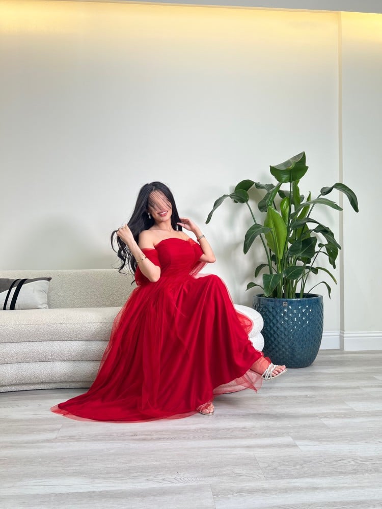 فستان احمر مع ساتان و اكتاف منسدلة