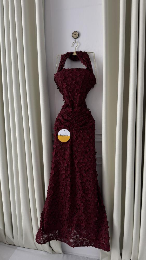 فستان احمر كلفه ورد