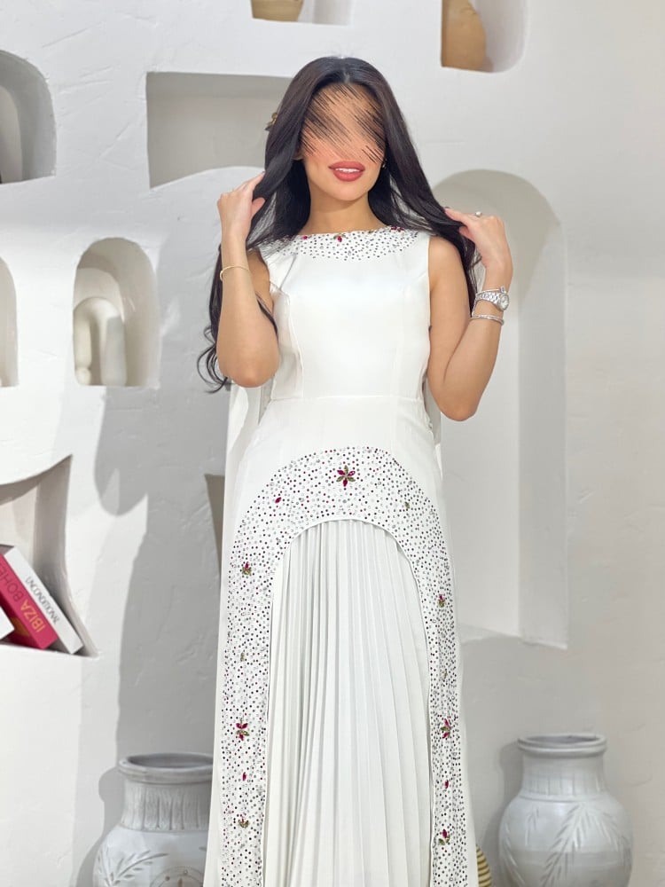 فستان ابيض مكسر من الاسفل