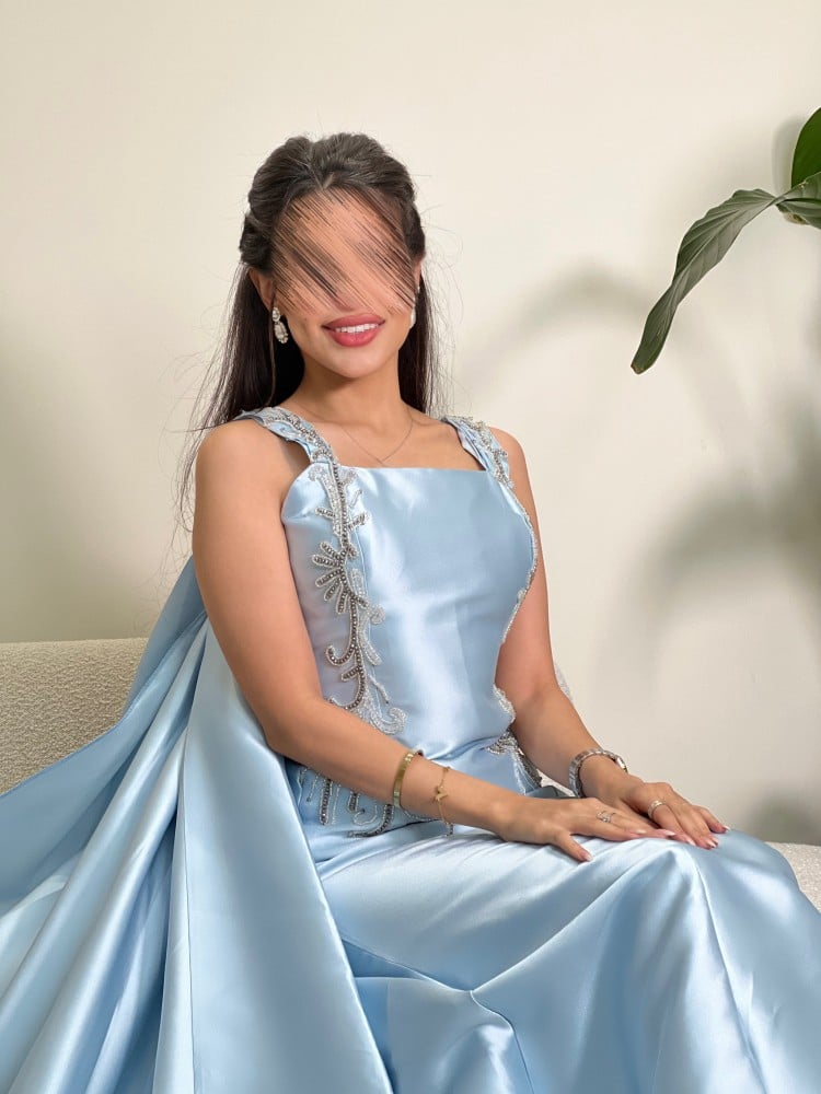 فستان ازرق مع شاحط ملكي