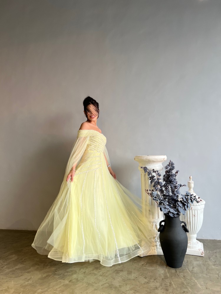 فستان شيفون من لون الاصفر ذو أكمام منسدلة