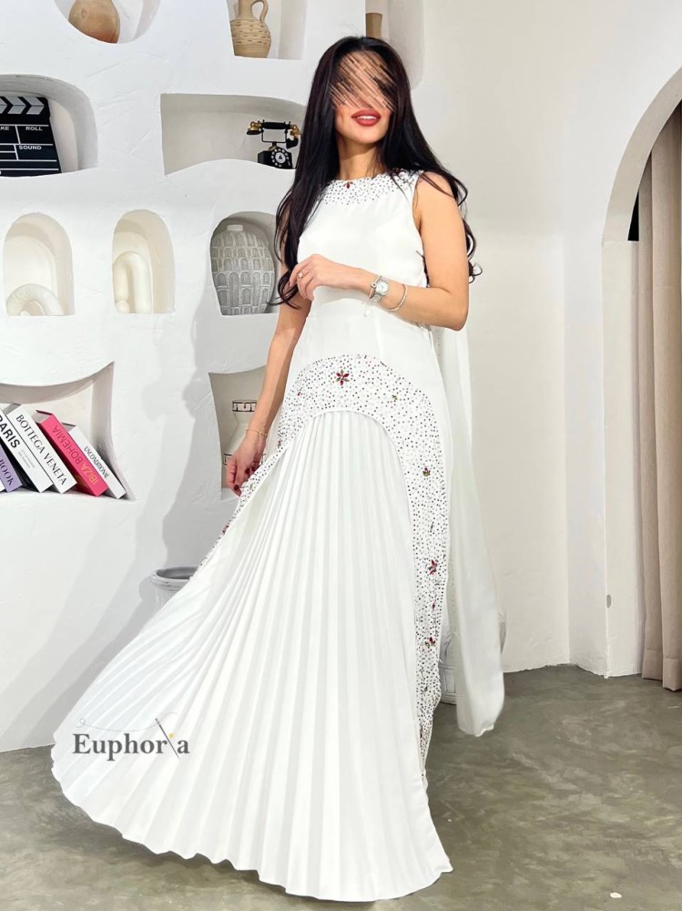 فستان ابيض مكسر من الاسفل