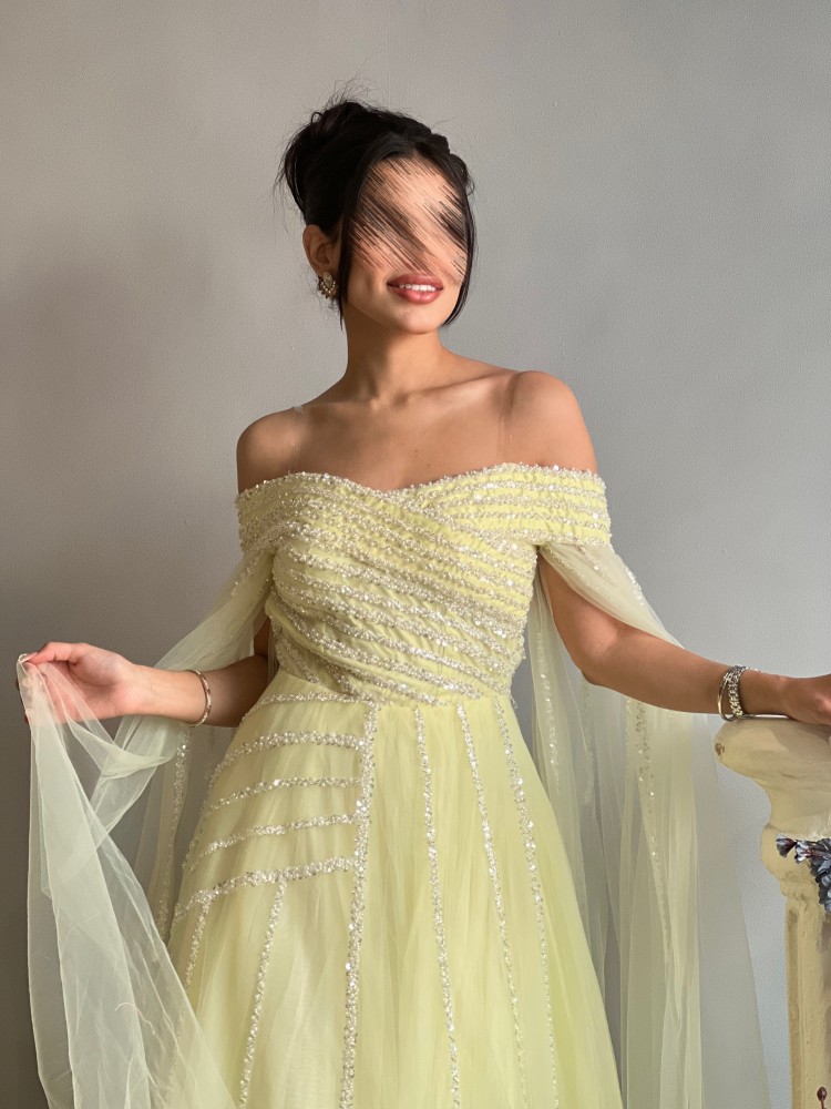 فستان شيفون من لون الاصفر ذو أكمام منسدلة