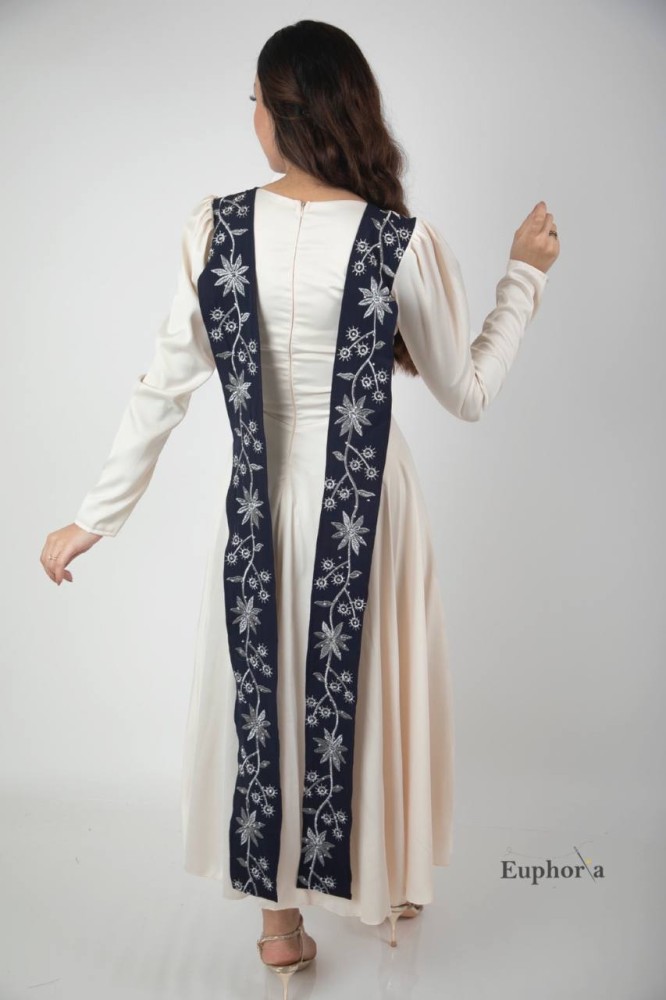 فستان ابيض سيمبل مع اكمام مناسب للمحجبات