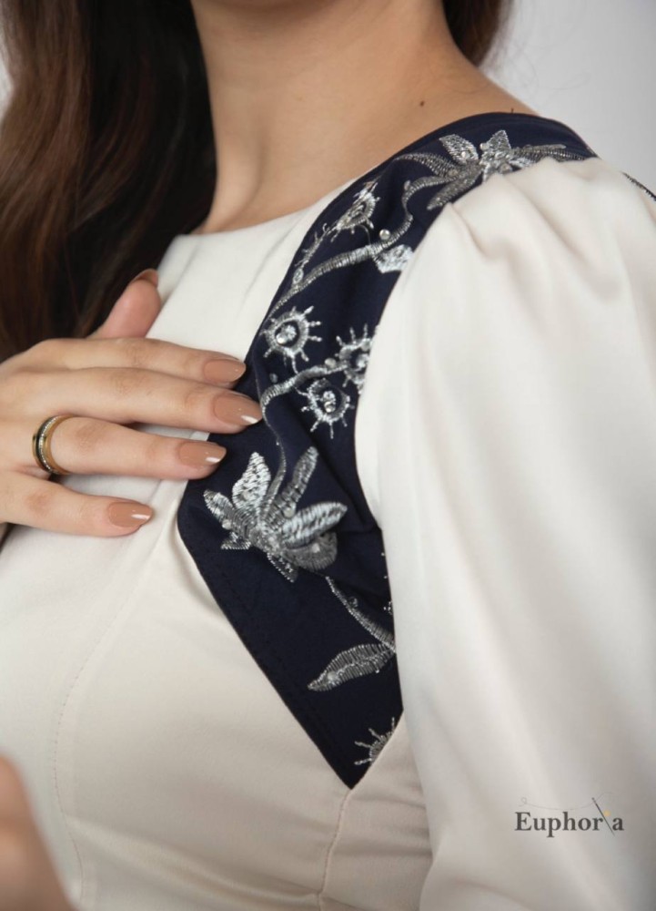 فستان ابيض سيمبل مع اكمام مناسب للمحجبات