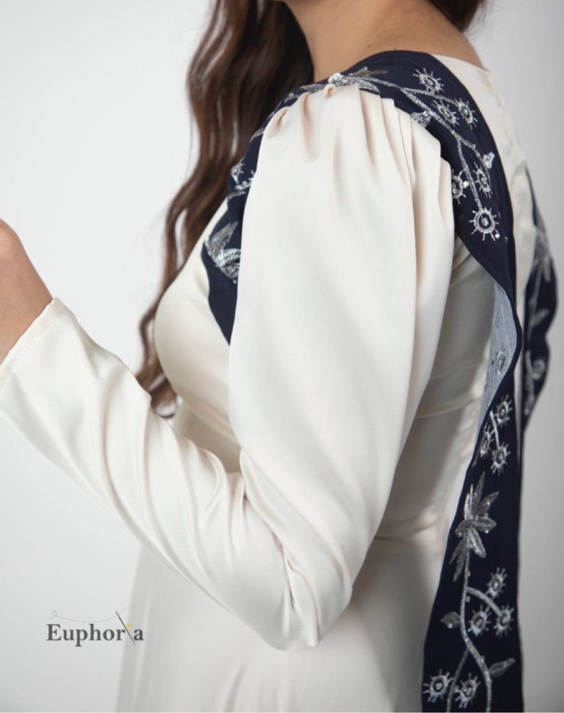 فستان ابيض سيمبل مع اكمام مناسب للمحجبات