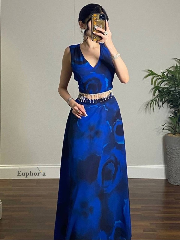 فستان ازرق مموج مع زنار على الخصر و حمالات