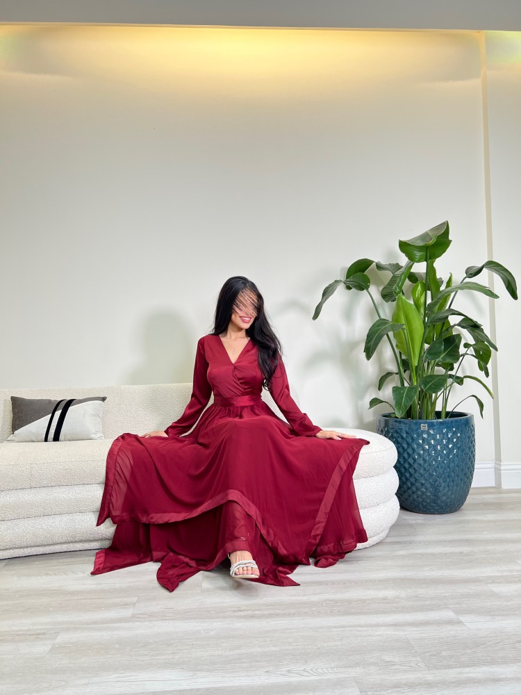 فستان احمر طويل يتداخله الساتان