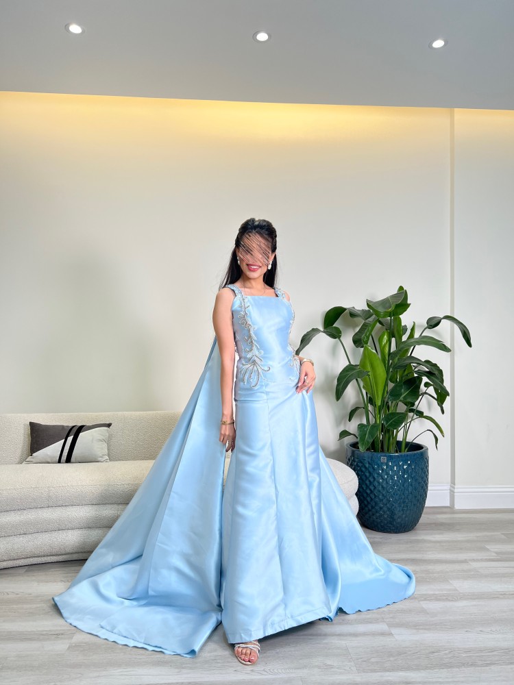 فستان ازرق مع شاحط ملكي