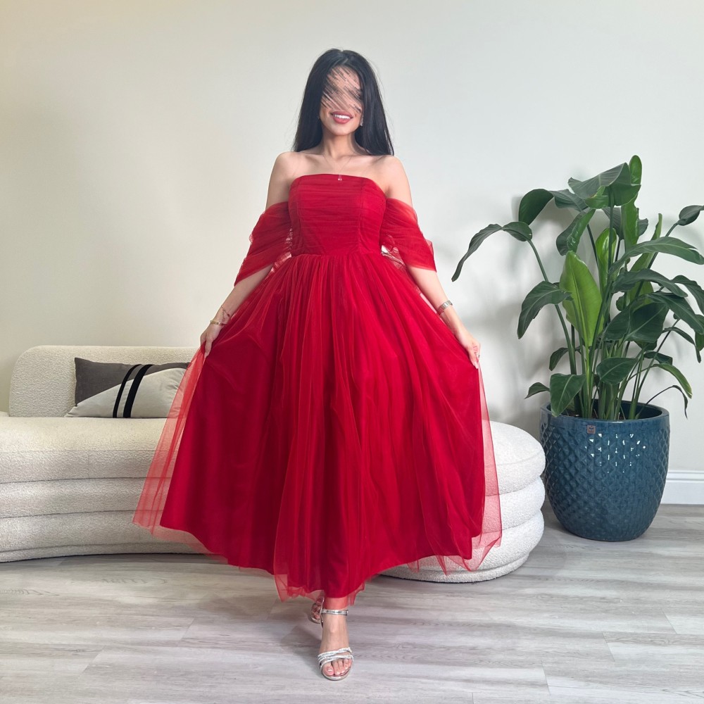 فستان احمر مع ساتان و اكتاف منسدلة